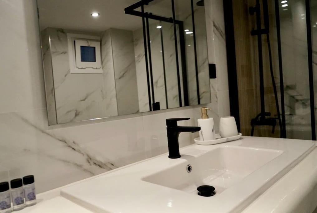Cosy Loft Apartment Patras Bagian luar foto